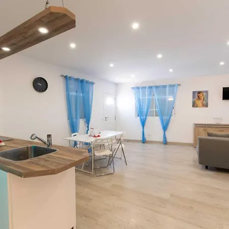 Acogedor 6 Con Piscina Y Bbq شقة فندقية 3*